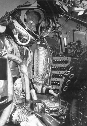Drangvolle Enge herrschte in den Mercury- Raumkapseln. Hier ist Astronaut Gordon Cooper bei einer seiner vielen Trainingssimulationen in der Raumkapsel zu sehen.