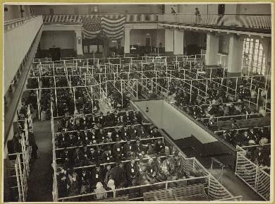 Dort wurden sie registriert und medizinisch untersucht. Heute befindet sich auf Ellis Island ein Museum. Bild 1 Registrierung in Ellis Island Bild 2 Einwanderer in Ellis Island, 1926 1.