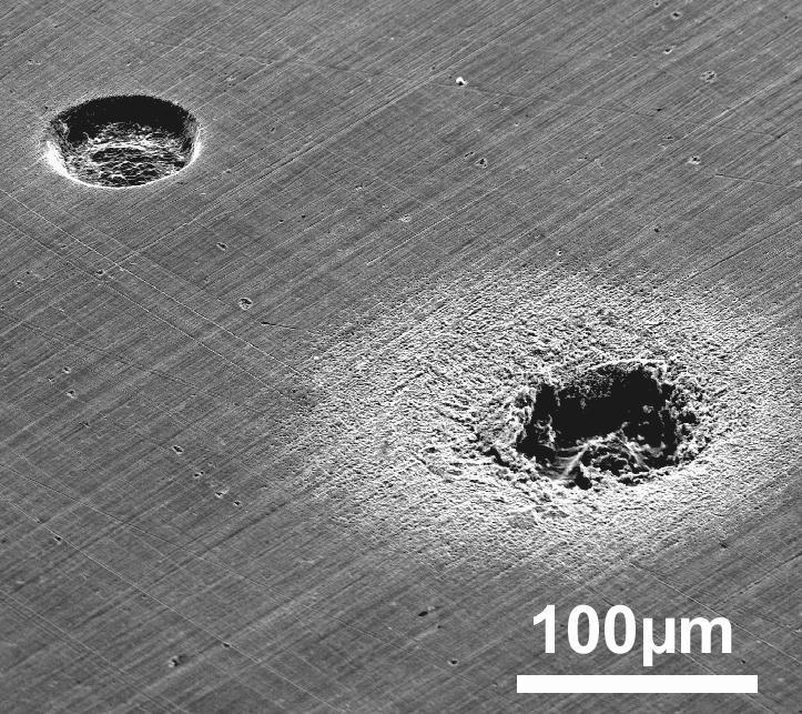 KAPITEL 2. DIE IDEE 50 µm Pt-Draht) zwei Löcher geätzt. Dazu wurde eine Folge von 1,5 V Pulsen positiv bezüglich des Kupferblechs angelegt (Puls-zu-Pause-Verhältnis 1:10).