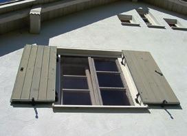 Quartiere an Fassaden Fensterläden an der Sonnenseite des Hauses sind ein beliebtes Quartier.