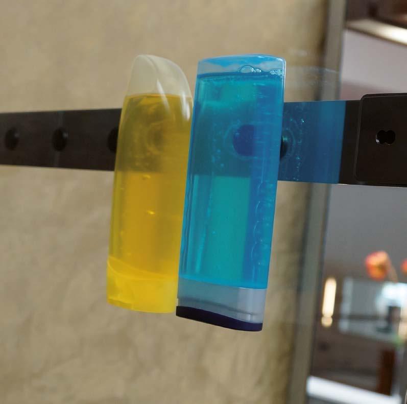 die Shampooflasche mit der Seite auf der das Magnetpflaster sitzt nahe an die Glasscheibe direkt