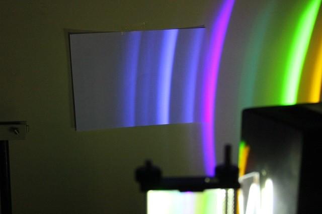 Abb. 10: Spektrum einer Quecksilberdampflampe ohne Glaskolben. Abb. 11: Einfügen einer dünnen Glasplatte (Objektivträger).