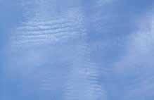 46 4. FRONTEN 5 THEORIE WOLKENATLAS Höhe: 7-13 km Ci Cirrus (Federwolken) Eiswolken in grosser Höhe. Die Wolken sehen aus wie Haarbüschel, Federn oder schmale Bänder. Die Sonne scheint durch.