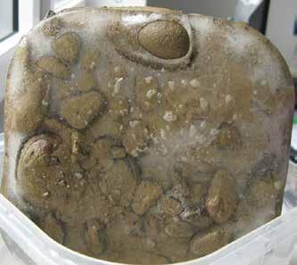 60 6. NATURGEFAHREN 1 DER BERG TAUT Material: Kleines Becken (eine Proviantbox), Lockergestein-Gemisch (Sand - Steine bis 6 cm), Wasser, Gefrierfach.