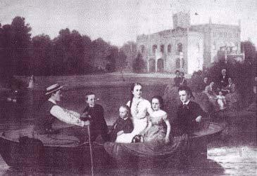 Bekannt ist auch das Bild von Familie Knoop, die einmal am Teich sitzen und zum anderen Boot fahren, wobei sich das Schloß im rechten Bildrand befindet.