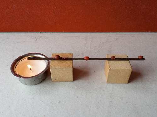 Versuch 6 Schreibe ab: Lege einen Metallstab auf zwei kleine Holzklötze, so dass er nicht mehr wegrollen kann und du unter das eine Ende ein Teelicht stellen kannst.