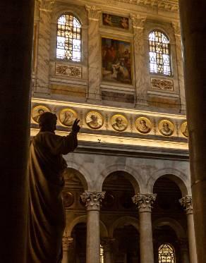 2. Tag: Vergangene Welten 3. Tag: Rom und seine Kirchen Symbol der Symbiose von Kunst und Glauben ist die Kuppel des Petersdoms.