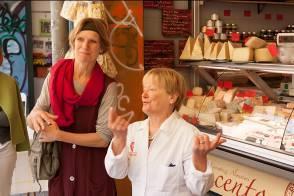 Nach diesem kleinen Rundgang erforschen wir Roms Märkte. Auf Trasteveres Traditionsmarkt kosten wir Käse bei der Händlerin Giuliana.