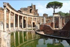 Sommerfrische zu genießen. Sie wandern durch Kaiser Hadrian Villa, hier trauerte der Kaiser dem schönen Jüngling Antinoo nach.