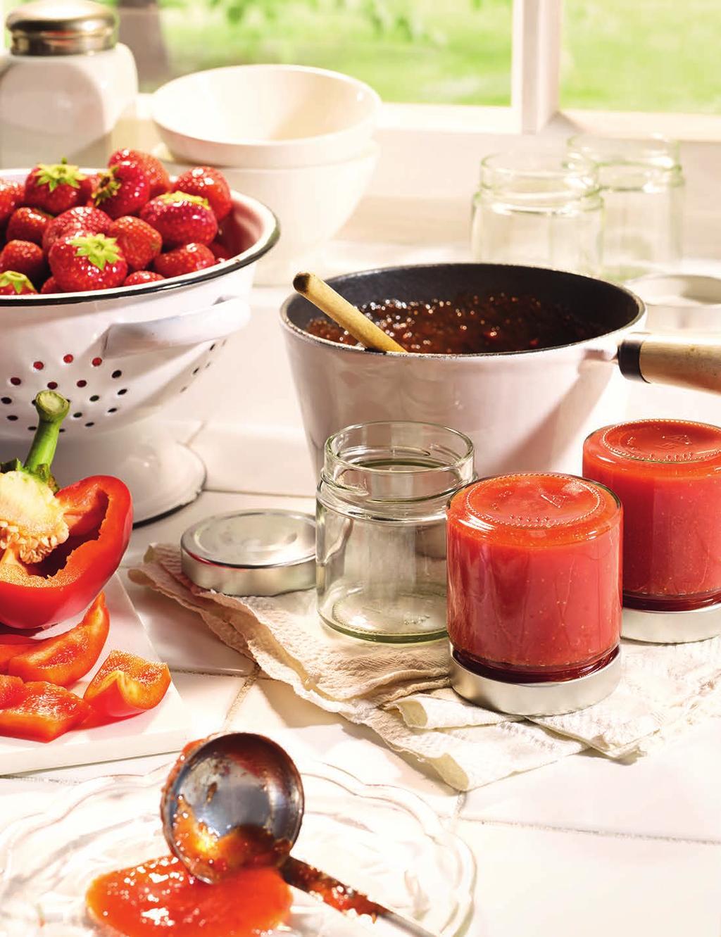 Zubereiten: Erdbeeren und Paprika in einen großen Kochtopf geben und pürieren, Gelierzucker für Erdbeerkonfitüre hinzufügen und gut verrühren.