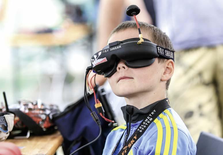 Reportáž Von klein auf für Technik begeistern: Beim Dronfest 2017 in Pilsen konnten Kinder in virtuelle Welten eintauchen.