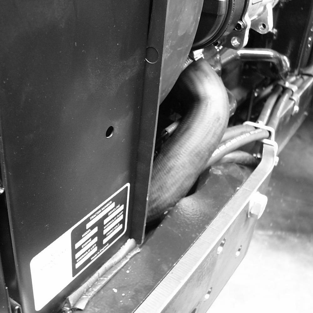 unterhalb der Kabine mit einer G12L Verschraubung mit dem Hydraulikschlauch ST154 (1200mm) verbinden - Hydraulikschlauch ST154 (1200mm) am