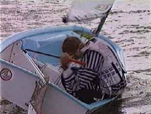 Weil es toll ist, durch eine gute Wende in die sichere Leestellung gegenüber einem Boot zu gelangen, das gerade mit Backbordbug (Wind von Steuerbord) Raum" verlangt hat.