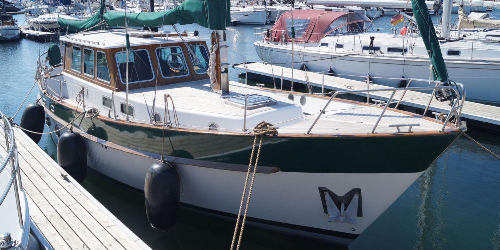 Boot ist verkauft Rahmendaten Maße & Material Key Facts Modell Dartsailer 38 Länge über alles 11.50 m Stäbiger Motorsegler mit Innensteuerstand. Werft Holland Boat Company (NED) Breite 3.