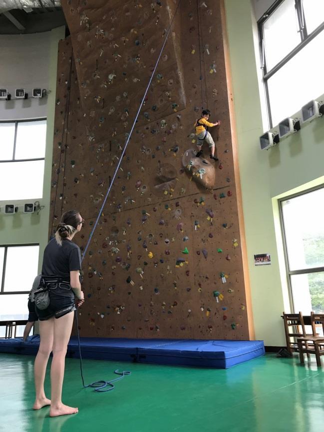 Experiential Education By Shari Seltmann This May, the Lion Group went climbing in a climbing hall in Beitou.