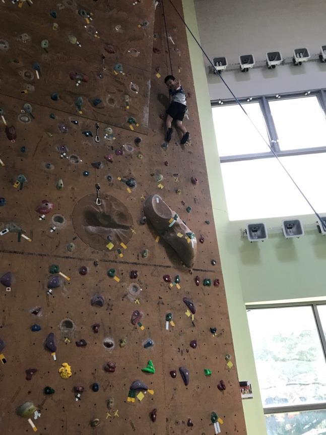 During the so-called "bouldering", the children could climb freely along the wall and were protected by a thick soft mat if they fell.