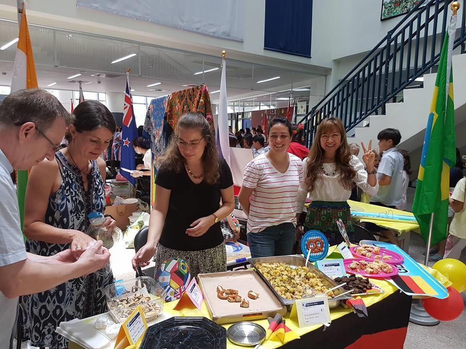Food Festival Eltern aus mehr als 30 Nationen haben sich unglaublich viel Mühe gegeben unseren Kindern ein bisschen von den Spezialitäten aus ihren Heimatländern zu zeigen.