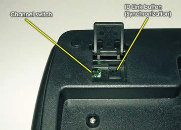 2-3. Auswahl des Funkkanals für die Maus a) Der Schalter für die Kanäle befindet sich auf der b) Unterseite der Maus.