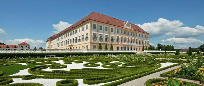 SCHLOSS HOF Nur eine knappe Fahrstunde von Wien entfernt erstreckt sich im östlichen Marchfeld das barocke Gesamtkunstwerk Schloss Hof.