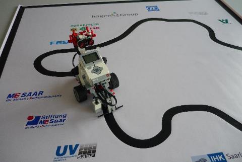 In Kurs I baust du im Team einen Lego Mindstorm Roboter zusammen und programmierst diesen dann am PC aus vorgefertigten Bausteinen.