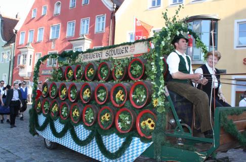 Auf geht s zum Berchinger Pfingstvolksfest vom 2. bis 6. Juni 2017 Pfingsten ist traditionell Volksfestzeit in Berching!