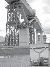 des Pylons, zwischen dem Stahlüberbau und dem Stahlbetonpfeiler. Das führt dazu, dass dieser Brückenabschnitt sich in zwei Richtungen ausdehnen kann.