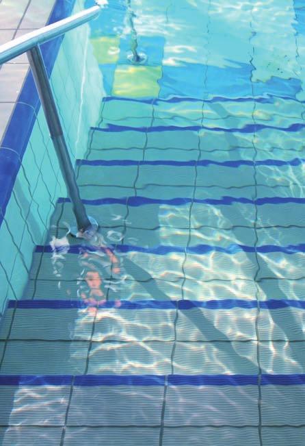 Schwimmbadbau Neben der hohen Feuchtigkeitbelastung setzt vor allem Chlor den Flächen und Verlegewerkstoffe zu.
