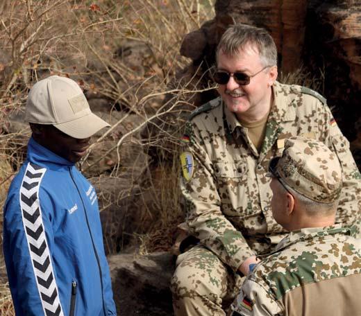 Aus der Militärseelsorge Militärseelsorge im Einsatz in Mali: Der Reiz des Internationalen Als ich vor genau 35 Jahren für zwei Jahre Sanitätsunteroffi zier bei der Bundeswehr war, konnte noch