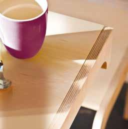 Damit der Stuhltisch über viele Jahre attraktiv bleibt, empfiehlt sich eine Lasur oder Klarlackierung. Besonders die Tischfläche sollte vor Kaffeerändern und Feuchtigkeit gut geschützt sein.
