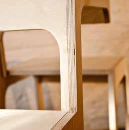 Ob halb schwarz, halb weiß (in Anlehnung an Jin und Jang) oder bunt lackiert wird der Stuhl-tisch noch etwas mehr zum praktischen Kunstobjekt. Die OBI GmbH & Co.