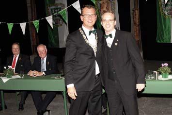 Bogenschützen Uwe Grundmann und Markus Britz mit der goldenen Ehrennadel unserer Gesellschaft aus.