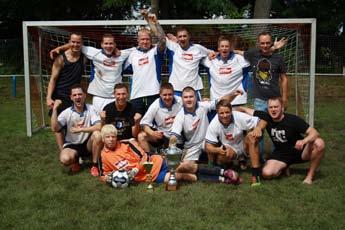 Der Pokal geht an die Gastgeber des 13. Jugendclubturniers in Etgersleben Am 07.07.2012 fand auf dem Sportplatz in Etgersleben das 13. Fußballturnier des Jugendclubs statt.