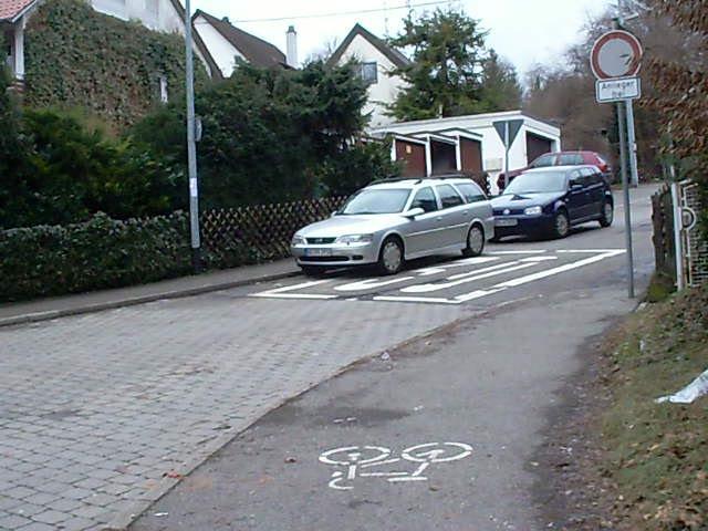 Verbot für Fahrzeuge aller Art: Hier dürfen auch Radfahrer nicht weiter Eine von wenigen Einbahnstraßen in Leonberg, die für Radfahrer in Gegenrichtung freigegeben sind Auch kleine Maßnahmen