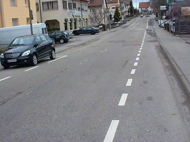Es ist hier gut möglich und zudem dringend erforderlich, Radstreifen einzurichten. Erst ab der R.-Vöster-Straße beginnt stadtauswärts ein Radweg.