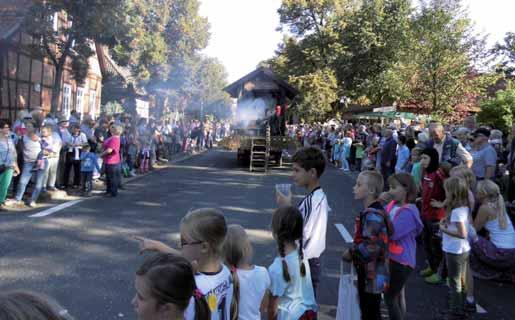 Erntefest 2016 Der RSE mittendrin Ausnahmezustand in Ramlingen Dichtgedrängt stehen die Zuschauer am Straßenrand 20 Jahre