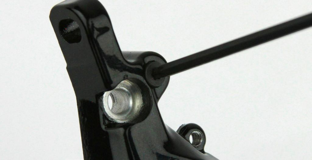 1 Verwenden Sie einen offenen 8-mm-Ringschlüssel, um die Leitungsverschraubung zu entfernen.
