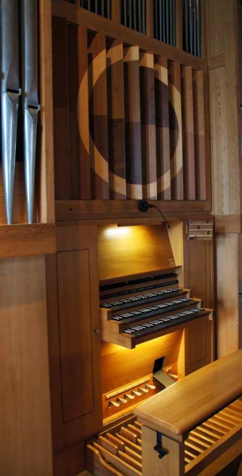 Besuch in der Orgelbauwerkstatt Sandtner 1969 Quelle:Pfarrarchiv Das Hauptwerk der Orgel steht mit seinen drei Bass- und fünf Diskantfeldern links und rechts vom Spielschrank.