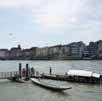 Das Musical Theater, die Messe, Trendboutiquen, Warenhäuser, Bars oder Café-Buvetten am Rheinufer sind zu Fuss und