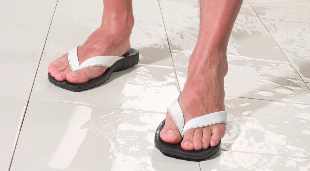 vermeiden. Fußnägel sollten am besten gerade geschnitten werden. Verwenden Sie beim Duschen oder Waschen der Füße phneutrale Waschlotionen anstelle herkömmlicher Seifen oder Duschbäder.