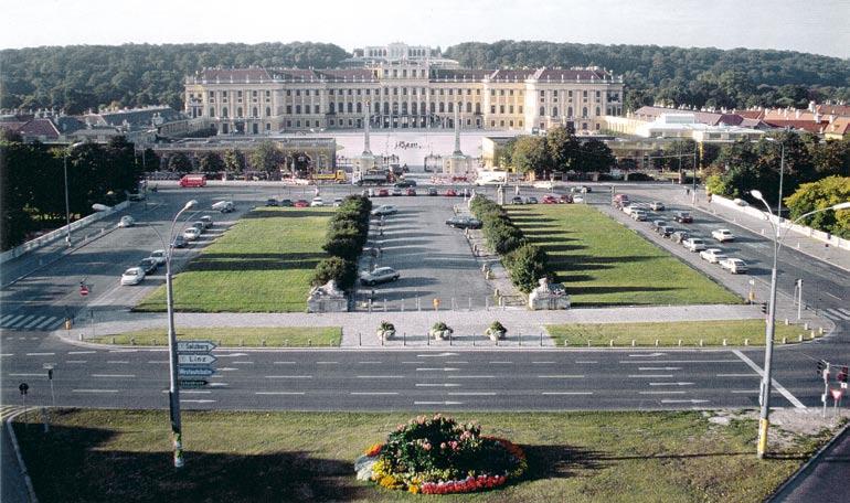 Freie Sicht auf das Weltkulturerbe. Das barocke Schloss Schönbrunn ist die meistbesuchte Attraktion des Wiener Fremdenverkehrs.