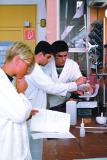 html Schulklassen können an zwei Tagen pro Woche in einem echten Chemielabor der Universität naturwissenschaftliche Phänomene und Fragen kennen lernen und experimentell untersuchen.