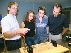 de 5 Discover Light Schülerlabor der LZH Laser Akademie in Hannover Die Akademie bietet Realschulen und Gymnasien die Möglichkeit, geführte Thementage sowie Experimente im Bereich der Lasertechnik