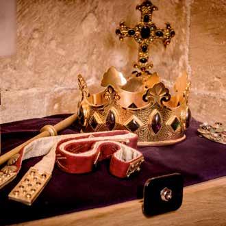 6. KRONJUWELEN In einem Wandschrank in einem der kleineren Räume, die von der Kammer des Königs abgehen, befinden sich eine Krone, ein Reichsapfel und ein Zepter.