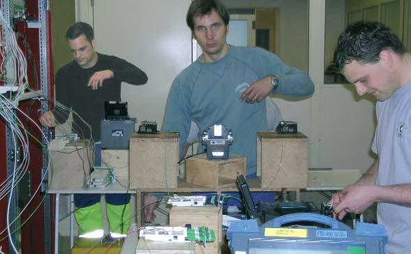 Um die Montagezeiten trotzdem tief zu halten, arbeiten mehrere LWL-Techniker mit ihrem Spleissgerät