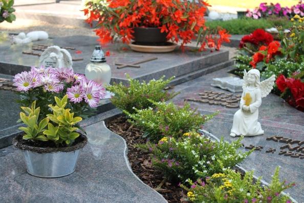 Eine weitestgehend pflegefreie Gestaltung ist durch eine Grabplatte möglich. Reihengräber und Urnenreihengräber Diese Grabart kann auf allen kommunalen Friedhöfen gewählt werden.