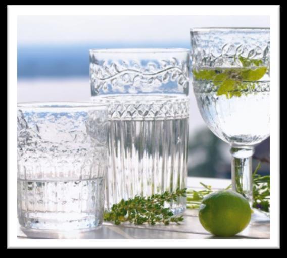 Für Außen und Innen 1. Vasen für die Tische Pro Tisch 1-2 grüne und 1-2 weiße Vasen (Vintage) aus Glas, 2 Formen gemischt.