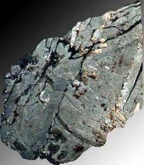 Steinmeteorite unterteilen sich in Chondriten und Achondriten je nachdem, ob sie Chondren enthalten oder nicht. Chondren = kleine Silkatkugeln; sie ähneln Glas.