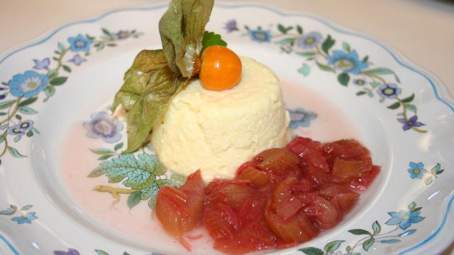 Dessert: Grießflammerie mit Rhabarber-Kompott 1 Vanilleschote 500 ml Milch 60 g Zucker 80 g Weichweizengrieß Abgeriebene Schale von 1 Biozitrone 2 Eier, Klasse M getrennt 4 Blätter weiße Gelatine 6