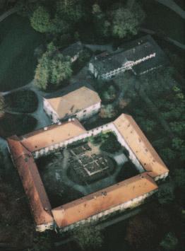 Luftaufnahme des "Alten Schlosses" auf Herrenchiemsee Eröffnung des Verfassungskonvents: In der Mitte der damalige Leiter der