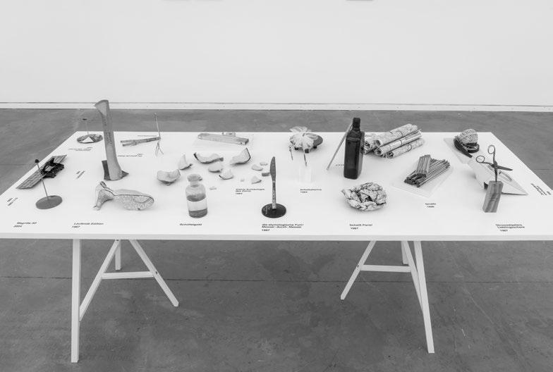 (Bild unten) Andrea Tippel, Tisch mit 20 Objekten und Kompositminiaturen, 1987-2004; Foto: Courtesy Galerie Melike Bilir Aus: Der Neid der Götter.